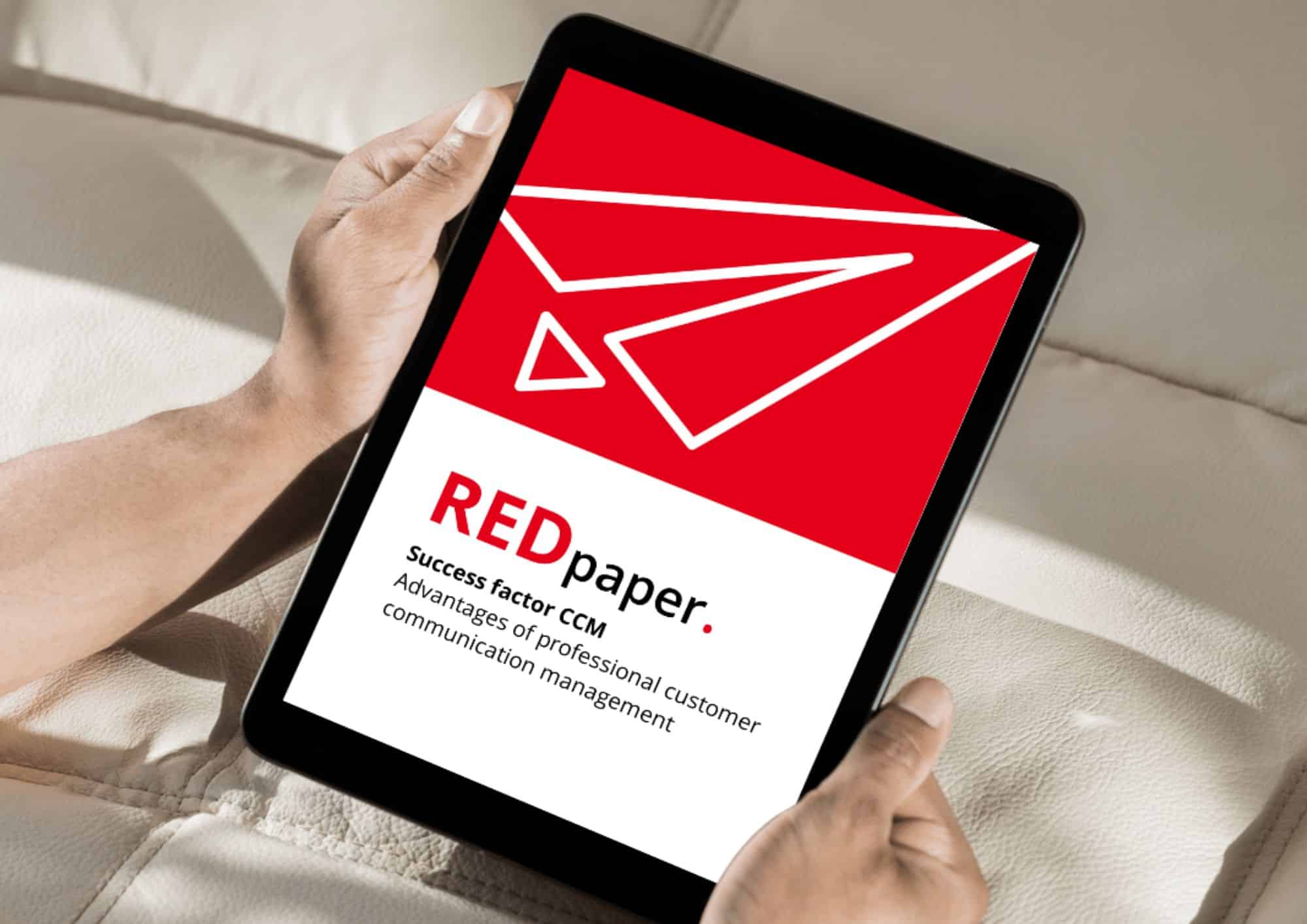 Obrázek ukazuje tablet, který drží někdo v ruce a na kterém je obálka REDpaperu „Success Factor CCM“.